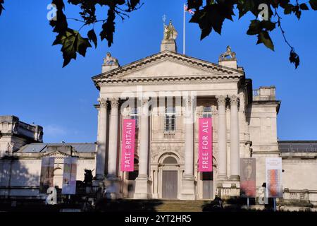 Tate Britain Art Gallery gegen blauen Himmel auf Millbank in London, England, Großbritannien Stockfoto