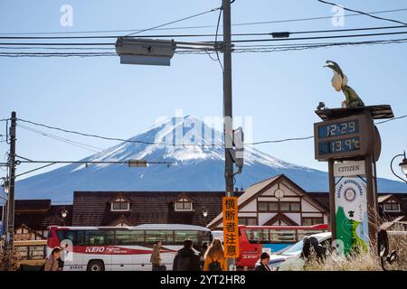 Kawaguchiko Bahnhof und Busbahnhof in der Präfektur Yamanashi, Japan mit schneebedecktem Berg Fuji im Hintergrund. Stockfoto