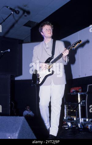 MARTIN CARR, THE BOO RADLEYS, WAKE UP BOO TOUR, 1997: Martin Carr, der Lead-Gitarrist und Hauptsongwriter der Boo Radleys, spielt am 5. Februar 1997 in der Great Hall der Cardiff University. Foto: Rob Watkins. INFO: The Boo Radleys sind eine britische Alternative-Rock-Band, die 1988 gegründet wurde und für ihren traumhaften, mehrschichtigen Sound bekannt ist, der Shoegaze, Britpop und Psychedelia kombiniert. Bekannt für ihren Hit „Wake Up Boo!“, erlangten sie Anerkennung für ihren innovativen und eklektischen Stil. Stockfoto