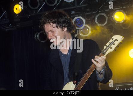 MARTIN CARR, THE BOO RADLEYS, READING FESTIVAL 1997: Martin Carr, der Leadgitarrist und Hauptsongwriter der Boo Radleys Headliner auf der zweiten Bühne beim Reading Festival, Reading, UK am 22. August 1997. Foto: Rob Watkins. INFO: The Boo Radleys sind eine britische Alternative-Rock-Band, die 1988 gegründet wurde und für ihren traumhaften, mehrschichtigen Sound bekannt ist, der Shoegaze, Britpop und Psychedelia kombiniert. Bekannt für ihren Hit „Wake Up Boo!“, erlangten sie Anerkennung für ihren innovativen und eklektischen Stil. Stockfoto