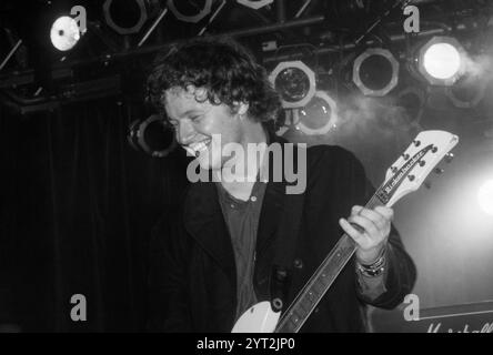 MARTIN CARR, THE BOO RADLEYS, READING FESTIVAL 1997: Martin Carr, der Leadgitarrist und Hauptsongwriter der Boo Radleys Headliner auf der zweiten Bühne beim Reading Festival, Reading, UK am 22. August 1997. Foto: Rob Watkins. INFO: The Boo Radleys sind eine britische Alternative-Rock-Band, die 1988 gegründet wurde und für ihren traumhaften, mehrschichtigen Sound bekannt ist, der Shoegaze, Britpop und Psychedelia kombiniert. Bekannt für ihren Hit „Wake Up Boo!“, erlangten sie Anerkennung für ihren innovativen und eklektischen Stil. Stockfoto