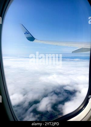 Oslo, Norwegen - 13. Juli 2019: Luftaufnahme von KLM Aircraft Wing Above a Sea of Clouds, aufgenommen durch das Flugzeugfenster in Blue Himmels Stockfoto