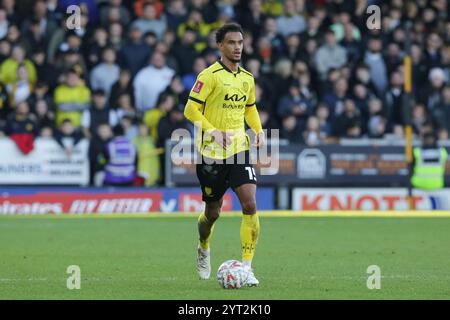 Burton Upon Trent, Großbritannien, 1. Dezember 2024. Terence Vancooten von Burton Albion während des Spiels zwischen Burton Albion und Tamworth. FA Cup zweite Runde Stockfoto