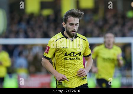 Burton Upon Trent, Großbritannien, 1. Dezember 2024. Jack Cooper Love of Burton Albion (L) während des Spiels zwischen Burton Albion und Tamworth. FA Cup zweite Runde Stockfoto