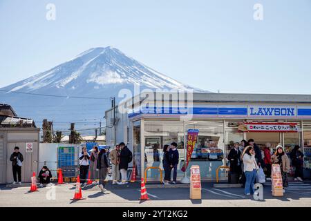 Lawson 24-Stunden-Geschäft in Kawaguchiko, Präfektur Yamanashi, Japan, wo Touristen strömen, um Fotos und Selfies zu machen. Stockfoto