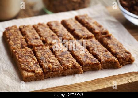 Hausgemachte, gesunde Riegel aus Molkenproteinpulver, Erdnussbutter, Ahornsirup und rohen Datteln Stockfoto