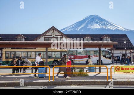 Kawaguchiko Bahnhof und Busbahnhof in der Präfektur Yamanashi, Japan mit schneebedecktem Berg Fuji im Hintergrund. Stockfoto