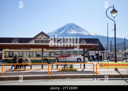 Kawaguchiko Bahnhof und Busbahnhof in der Präfektur Yamanashi, Japan mit schneebedecktem Berg Fuji im Hintergrund. Stockfoto