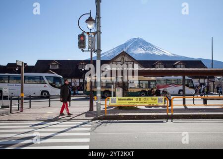 Kawaguchiko Bahnhof und Busbahnhof in der Präfektur Yamanashi, Japan mit schneebedecktem Berg Fuji im Hintergrund. Stockfoto