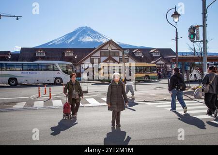 Kawaguchiko Bahnhof und Busbahnhof in der Präfektur Yamanashi, Japan mit schneebedecktem Berg Fuji im Hintergrund. Stockfoto