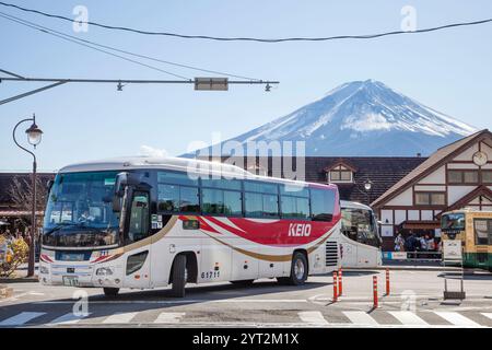 Kawaguchiko Bahnhof und Busbahnhof in der Präfektur Yamanashi, Japan mit schneebedecktem Berg Fuji im Hintergrund. Stockfoto