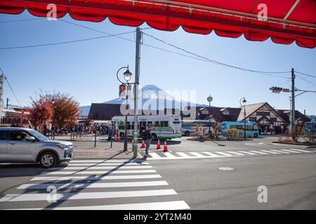 Kawaguchiko Bahnhof und Busbahnhof in der Präfektur Yamanashi, Japan mit schneebedecktem Berg Fuji im Hintergrund. Stockfoto