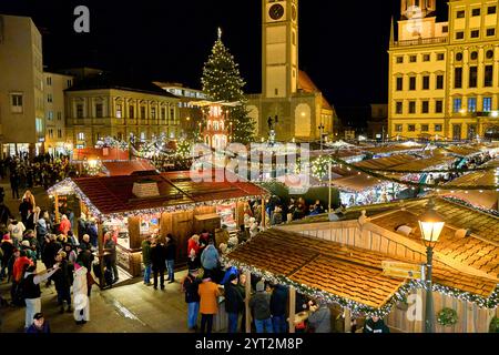 Augsburg, Bayern, Deutschland - 5. Dezember 2024: Impressionen vom Christkindlmarkt in Augsburg am Rathausplatz. Zahlreiche Besucher schauen auf die Stände, während die Weihnachtsbeleuchtung die Stadt erleuchtet *** Eindrücke vom Weihnachtsmarkt bzw. Christkindlmarkt in Augsburg auf dem Rathausplatz. Zahlreiche Besucher schauen sich die Stände an, während die Weihnachtsbeleuchtung die Stadt beleuchtet Stockfoto