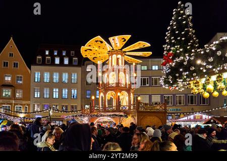 Augsburg, Bayern, Deutschland - 5. Dezember 2024: Impressionen vom Christkindlmarkt in Augsburg am Rathausplatz. Zahlreiche Besucher schauen auf die Stände, während die Weihnachtsbeleuchtung die Stadt erleuchtet *** Eindrücke vom Weihnachtsmarkt bzw. Christkindlmarkt in Augsburg auf dem Rathausplatz. Zahlreiche Besucher schauen sich die Stände an, während die Weihnachtsbeleuchtung die Stadt beleuchtet Stockfoto