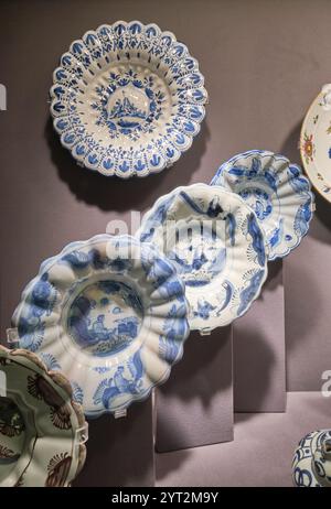 Beispiel für die Arbeit mit blauen und weißen Platten. Delftware-Keramik in der Koerner European Ceramics Gallery im Vancouver Anthropology Museum in BC, Kanada. Stockfoto