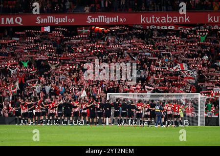 Bilbao, Spanien. Dezember 2024. Bilbao-Mannschaftsspieler und -Fans (Bilbao) Fußball/Fußball : Bilbao-Mannschaftsspieler und -Fans feiern, nachdem sie das spanische Spiel "LaLiga EA Sports" zwischen Athletic Club de Bilbao 2-1 Real Madrid CF im Estadio de San Mames in Bilbao, Spanien gewonnen haben. Quelle: Mutsu Kawamori/AFLO/Alamy Live News Stockfoto