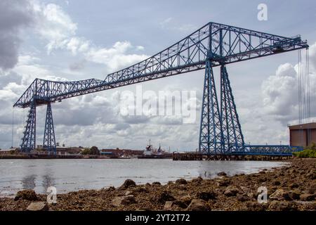 Middlesborough Transporter Bridge aus blauem Stahl vom Ufer mit Wolken UK Stockfoto