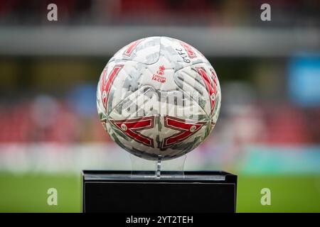 Offizieller Emirates FA Cup Mitre Fußball vor dem Spiel Stockfoto