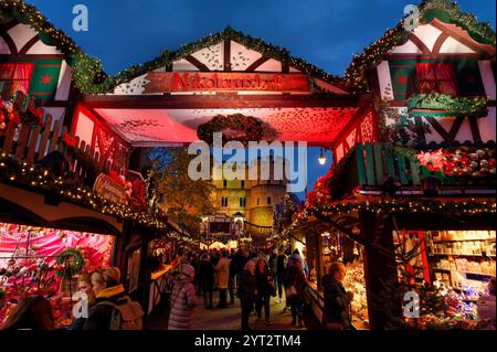 Köln, 4. Dezember 2024: Der romantische Nikolausdorfer Weihnachtsmarkt auf der mittelalterlichen Hahnentorburg in Köln Stockfoto