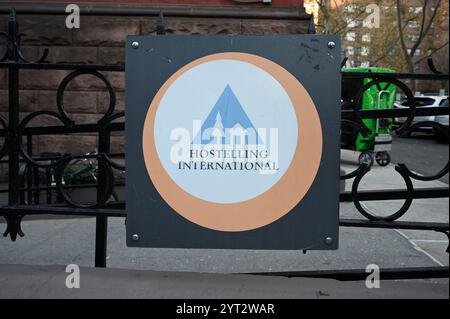New York, USA. Dezember 2024. Außenansicht des International Youth Hostel auf Manhattans Upper West Side, wo ein Verdächtiger im Mord an dem CEO von United Healthcare Brian Thompson übernachtete, York, NY, 5. Dezember 2024. Die Polizei sucht immer noch nach der Person, die für die Erschießung des CEO von United Healthcare Brian Thompson am frühen Morgen des 4. Dezember vor dem Hilton Hotel verantwortlich ist. Bilder des unmaskierten Verdächtigen wurden von einer Überwachungskamera des Jugendherberge aufgenommen. (Foto: Anthony Behar/SIPA USA) Credit: SIPA USA/Alamy Live News Stockfoto