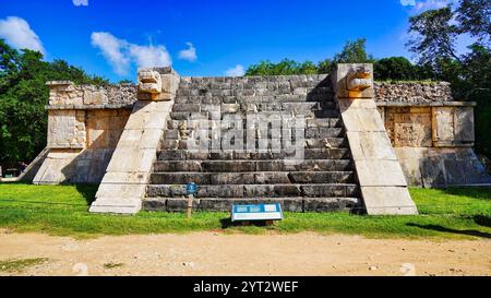 Venus-Tempel, Venus-Plattform, Ort für Opferriten und Rituale mit Skulpturen von jaguar Klauen und Schlangenköpfen in Chichen Itza, Mexiko Stockfoto