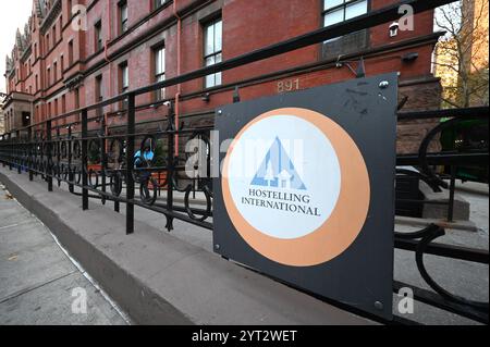 New York, USA. Dezember 2024. Außenansicht des International Youth Hostel auf Manhattans Upper West Side, wo ein Verdächtiger im Mord an dem CEO von United Healthcare Brian Thompson übernachtete, York, NY, 5. Dezember 2024. Die Polizei sucht immer noch nach der Person, die für die Erschießung des CEO von United Healthcare Brian Thompson am frühen Morgen des 4. Dezember vor dem Hilton Hotel verantwortlich ist. Bilder des unmaskierten Verdächtigen wurden von einer Überwachungskamera des Jugendherberge aufgenommen. (Foto: Anthony Behar/SIPA USA) Credit: SIPA USA/Alamy Live News Stockfoto