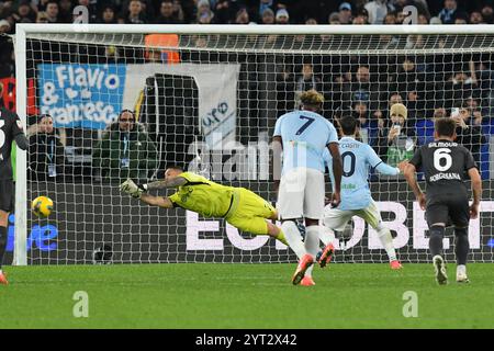 Rom, Latium. Dezember 2024. Der lazioische Fußballspieler Mattia Zaccagni verpasst den Strafstoß, den die neapolitanische Fußballspielerin Elia Caprile während des Achtelfinale des Italienpokals im Achtelfinale Lazio-Neapel am 5. Dezember 2024 im Olympiastadion in Italien blockierte. Quelle: massimo insabato/Alamy Live News Stockfoto