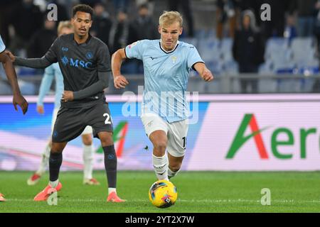 Rom, Latium. Dezember 2024. Cyril Ngonge vom SSC Neapel, Gustav Isaksen von der SS Latium während des Achtelfinale des Italienpokals Lazio-Neapel im Olympiastadion, Italien, 5. Dezember 2024. Quelle: massimo insabato/Alamy Live News Stockfoto