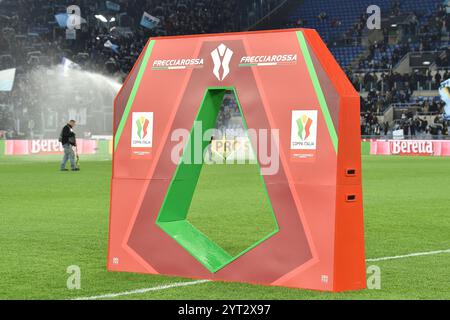 Rom, Latium. Dezember 2024. Logo Coppa Italia Frecciarossa beim Achtelfinale des Italienpokals Lazio-Neapel im Olympiastadion, Italien, 05. Dezember 2024. Quelle: massimo insabato/Alamy Live News Stockfoto