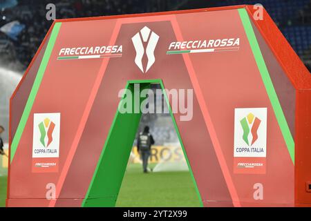 Rom, Latium. Dezember 2024. Logo Coppa Italia Frecciarossa beim Achtelfinale des Italienpokals Lazio-Neapel im Olympiastadion, Italien, 05. Dezember 2024. Quelle: massimo insabato/Alamy Live News Stockfoto