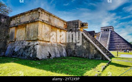 Blick auf die Plattform der Venus mit dem Pyramidentempel von Kukulcan oder El Castillo im Hintergrund in Chichen Itza, Mexiko Stockfoto