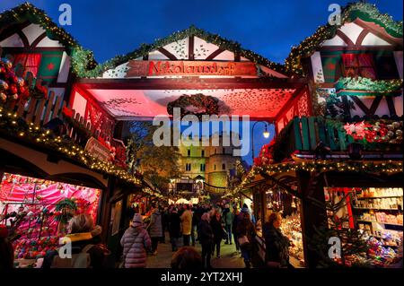 Köln, 4. Dezember 2024: Der romantische Nikolausdorfer Weihnachtsmarkt auf der mittelalterlichen Hahnentorburg in Köln Stockfoto