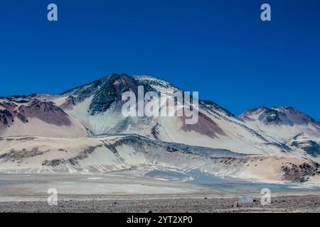 Ojos del Salado höchster Vulkan auf dem Gipfel der Erde in der Atacama-Wüste in Chile. Vulkanische Berglandschaft in trockenem altiplano Stockfoto