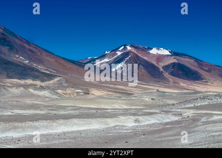 Ojos del Salado höchster Vulkan auf dem Gipfel der Erde in der Atacama-Wüste in Chile. Vulkanische Berglandschaft in trockenem altiplano Stockfoto