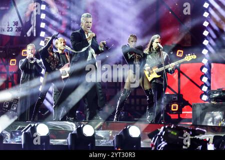 Neapel, Italien. Dezember 2024. Robbie Williams The X Factor Final Show am 5. Dezember 2024 auf der Piazza del Plebiscito in Neapel (Foto: Alessandro Garofalo/LaPresse) Credit: LaPresse/Alamy Live News Stockfoto