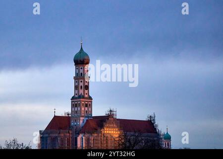 Augsburg, Bayern, Deutschland - 5. Dezember 2024: Die Basilika St. Ulrich und Afra in Augsburg, ein beeindruckendes Wahrzeichen der Stadt. Seine charakteristische Zwiebelkuppelarchitektur und seine historische Bedeutung machen ihn zu einem zentralen Punkt im Zentrum Augsburgs. *** Die Basilika St. Ulrich und Afra in Augsburg, ein beeindruckendes Wahrzeichen der Stadt. Ihre charakteristische Zwiebelturm-Architektur und historische Bedeutung machen sie zu einem zentralen Punkt in der Augsburger Innenstadt. Stockfoto