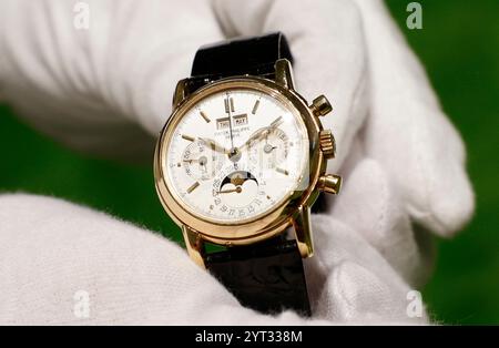 New York, Usa. Dezember 2024. Patek Philippe, Referenz 3970 „First Series“, Ein Chronographenarmband aus Gelbgold, das Tom Brady gehört, wird zusammen mit anderen Uhren und Gegenständen im Rahmen von Watches & Treasures von Tom Brady bei einer Vorschau von Sotheby's New York Luxury Sales am Donnerstag, den 5. Dezember 2024 in New York City ausgestellt. Foto: John Angelillo/UPI Credit: UPI/Alamy Live News Stockfoto