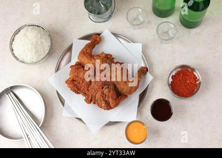 Koreanisch gebratenes ganzes knuspriges Hühnchen oder Style Market tiefgebratenes Sijang Tongdak. Serviert mit verschiedenen Sauce und Chili-Flakes Stockfoto