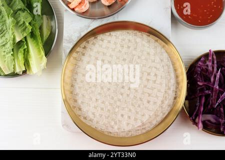 Top View Reispapier mit Zutat zur Herstellung von Vietnam Frühlingsrollen, frischem Gemüse, Garnelen und Sauce Stockfoto