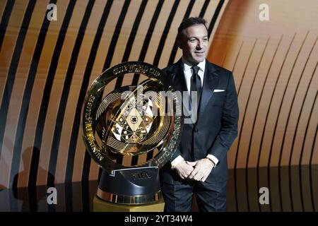 Miami, USA. Dezember 2024. Der ehemalige italienische Fußballspieler Alessandro del Piero posiert am 5. Dezember 2024 mit der Trophäe der FIFA Club-Weltmeisterschaft 2025 während der Verlosung der FIFA Club-Weltmeisterschaft 2025 in Miami, USA. Quelle: Wu Xiaoling/Xinhua/Alamy Live News Stockfoto