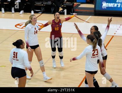 Austin, Texas, USA. Dezember 2024. USC feiert einen Punkt beim NCAA Division I Women's Volleyball Tournament in der ersten Runde zwischen USC und UT-Arlington am 5. Dezember 2024 in Austin, Texas. USC gewann das Spiel 3-0 (Credit Image: © Scott Coleman/ZUMA Press Wire) NUR REDAKTIONELLE VERWENDUNG! Nicht für kommerzielle ZWECKE! Stockfoto