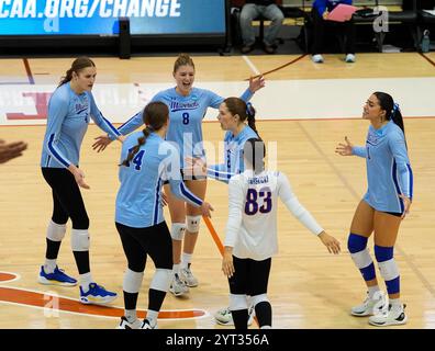 Austin, Texas, USA. Dezember 2024. UT-Arlington feiert am 5. Dezember 2024 im NCAA Division I Women's Volleyball Tournament in der ersten Runde zwischen USC und UT-Arlington einen Punkt. USC gewann das Spiel 3-0 (Credit Image: © Scott Coleman/ZUMA Press Wire) NUR REDAKTIONELLE VERWENDUNG! Nicht für kommerzielle ZWECKE! Stockfoto