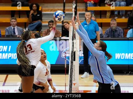 Austin, Texas, USA. Dezember 2024. USC-Mittelblocker Tyrah Ariail (13) gegen UT Arlington Mittelblocker Paige Reagor (4) beim NCAA Division I Women's Volleyball Tournament First Round Match zwischen USC und UT-Arlington am 5. Dezember 2024 in Austin, Texas. USC gewann das Spiel 3-0 (Credit Image: © Scott Coleman/ZUMA Press Wire) NUR REDAKTIONELLE VERWENDUNG! Nicht für kommerzielle ZWECKE! Stockfoto