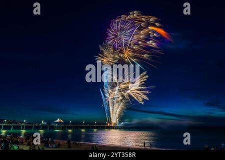 Silvesterfeuerwerk ab Brighton Jetty, Adelaide, South Australia Stockfoto