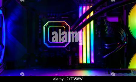 Nahaufnahme eines modernen Gaming-PCs in einem Glasgehäuse mit RGB-Strahlspeicher und CPU-Wasserkühlung Stockfoto