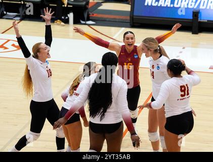 Austin, Texas, USA. Dezember 2024. USC feiert einen Punkt beim NCAA Division I Women's Volleyball Tournament in der ersten Runde zwischen USC und UT-Arlington am 5. Dezember 2024 in Austin, Texas. USC gewann das Spiel 3-0 (Credit Image: © Scott Coleman/ZUMA Press Wire) NUR REDAKTIONELLE VERWENDUNG! Nicht für kommerzielle ZWECKE! Stockfoto