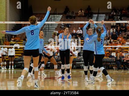 Austin, Texas, USA. Dezember 2024. UT-Arlington feiert am 5. Dezember 2024 im NCAA Division I Women's Volleyball Tournament in der ersten Runde zwischen USC und UT-Arlington einen Punkt. USC gewann das Spiel 3-0 (Credit Image: © Scott Coleman/ZUMA Press Wire) NUR REDAKTIONELLE VERWENDUNG! Nicht für kommerzielle ZWECKE! Stockfoto