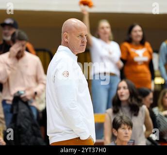 Austin, Texas, USA. Dezember 2024. Texas Cheftrainer Jerritt Elliott während des NCAA Division I Women's Volleyball Tournament 1. Runde Spiel zwischen Texas und Texas A&M-Corpus Christi am 5. Dezember 2024 in Austin, Texas. Texas Won, 3-0 (Credit Image: © Scott Coleman/ZUMA Press Wire) NUR REDAKTIONELLE VERWENDUNG! Nicht für kommerzielle ZWECKE! Stockfoto