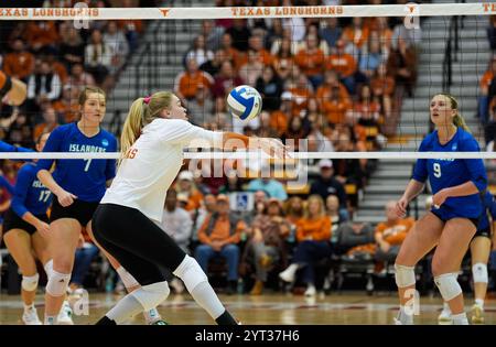 Austin, Texas, USA. Dezember 2024. Texas Outside-Hitterin Jenna Wenaas (13) begibt den Ball während des NCAA Division I Women's Volleyball Tournament First Round Match zwischen Texas und Texas A&M-Corpus Christi am 5. Dezember 2024 in Austin, Texas. Texas Won, 3-0 (Credit Image: © Scott Coleman/ZUMA Press Wire) NUR REDAKTIONELLE VERWENDUNG! Nicht für kommerzielle ZWECKE! Stockfoto