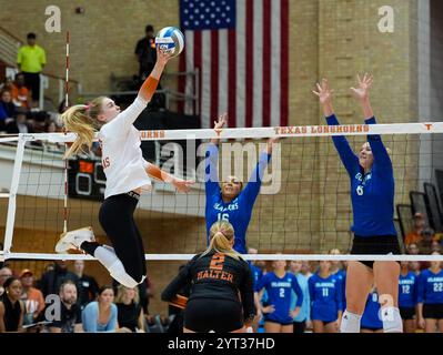 Austin, Texas, USA. Dezember 2024. Jenna Wenaas (13) im Netz, um gegen den A&M-Corpus Christi-Setter Alex Hoglund (16) und den Mittelblocker Kaitlyn Baumann (6) während des NCAA Division I Women's Volleyball Tournament First Round Match zwischen Texas und Texas A&M-Corpus Christi am 5. Dezember 2024 in Austin, Texas, anzugreifen. Texas Won, 3-0 (Credit Image: © Scott Coleman/ZUMA Press Wire) NUR REDAKTIONELLE VERWENDUNG! Nicht für kommerzielle ZWECKE! Stockfoto